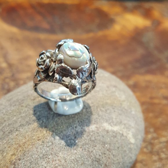 Sterling Rose and mother of pearl Ring - Picture 5 of 14